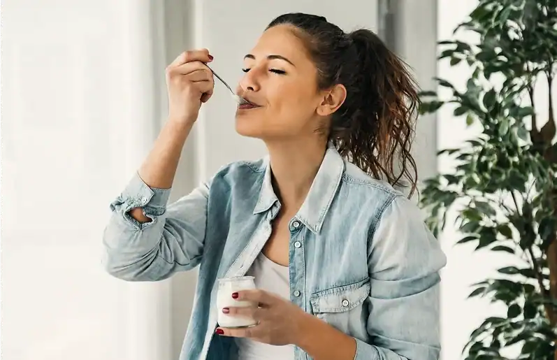 Healthy Relationship With Food Dietitians at In good Nutrition, young women with a healthy relationship with food enjoying her food