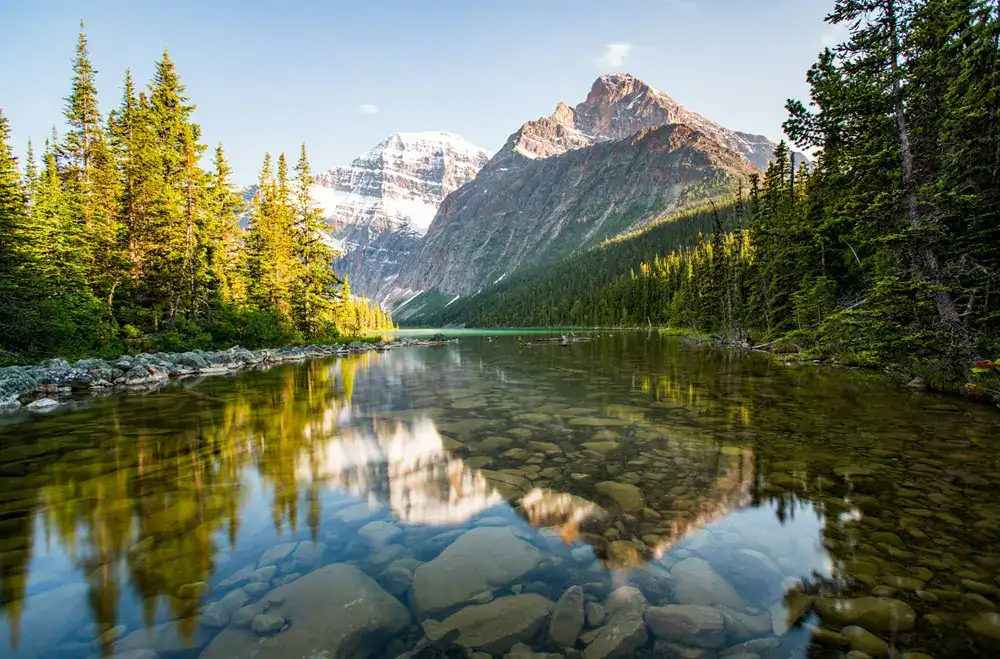 Alberta’s stunning Rocky Mountains and rolling prairies, representing In Good Nutrition’s commitment to empowering Albertans with personalized dietitian support.